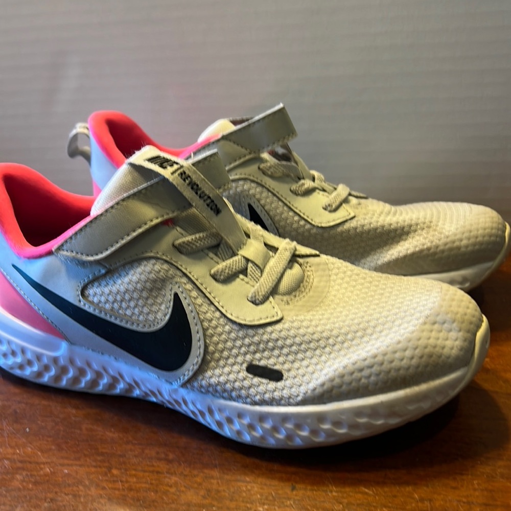 Nike Revolution